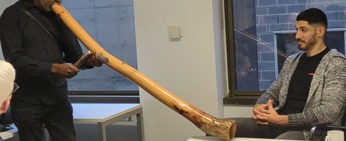 NBA yıldızı Enes Kanter Freedom Avustralya’da: Sydney’de Aborjinlerin müzik aleti Didgeridoo’yla karşılandı