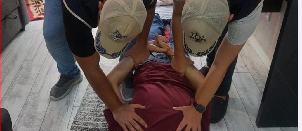 AKP’li Bakan Yerlikya’dan şov: Polis zile basarak girdiği evlerde 108 kişiye ters kelepçelyel gözaltına aldı