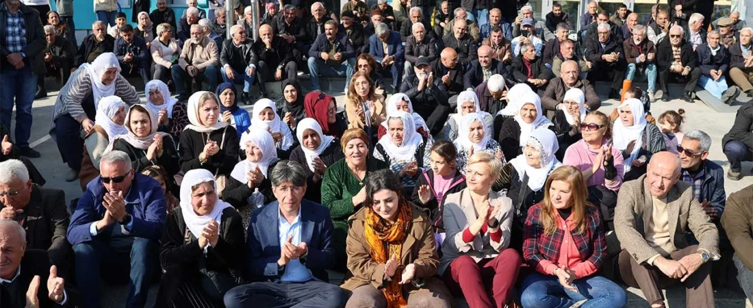Akdeniz Belediyesi önünde kayyım protestosu: ‘Belediye önündeki barikatlar gaspın en net fotoğrafı’