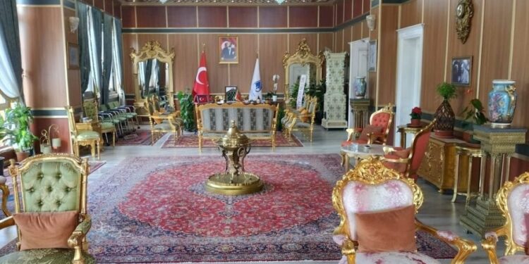 AKP’den CHP’ye geçeti: Yunusemre İlçe Belediyesi, altın varaklı lüks makam odası 4 milyon dolara yaptırılmış