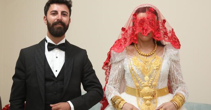 Aşiret düğününde dudak uçuklatan takı:Geline 4 kilo altın, damada 6 milyon lira takıldı