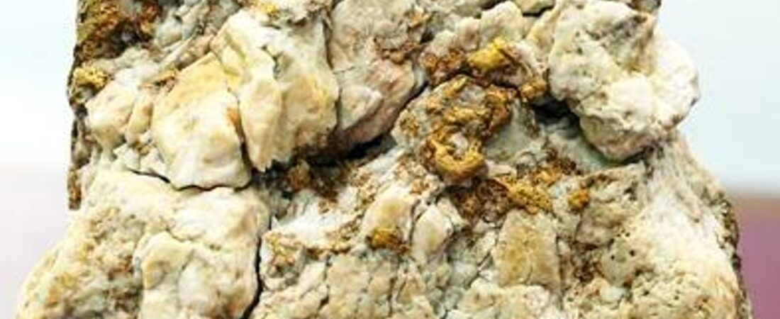 Melbourne’de altın avcısı büyük 4.6 kilogramlık bir külçe buldu