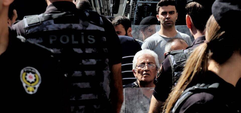 AYM kararlarına rağmen, Cumartesi Anneleri’ne 964. haftada yine kelepçe