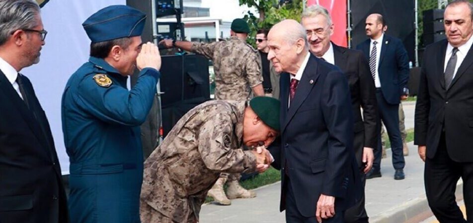 Murat Yetkin: Devlet Bahçeli’nin Polis Özel Harekât başkanına el öptürmesi bir güç gösterisidir