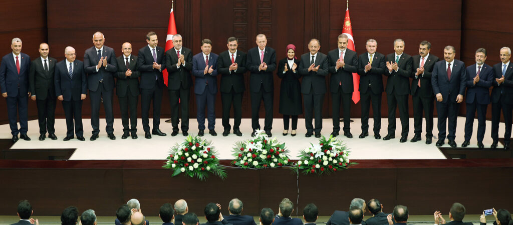 AKP’li Cumhurbaşkanı Erdoğan yeni kabinesini açkıladı