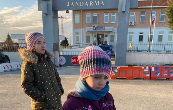 KHK’lı anne babaları gözaltına alındı, iki yavru tedirgin şekilde karakolun önünde bekliyor
