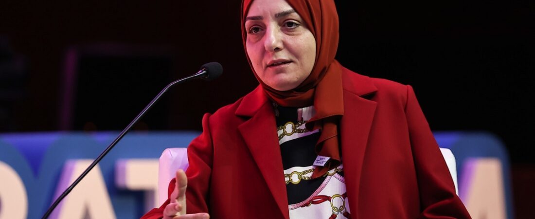 Erdoğan’ın başı kapalı danışmanı Saadet Oruç, kadına küfür: ‘S..tir git!’ dedi