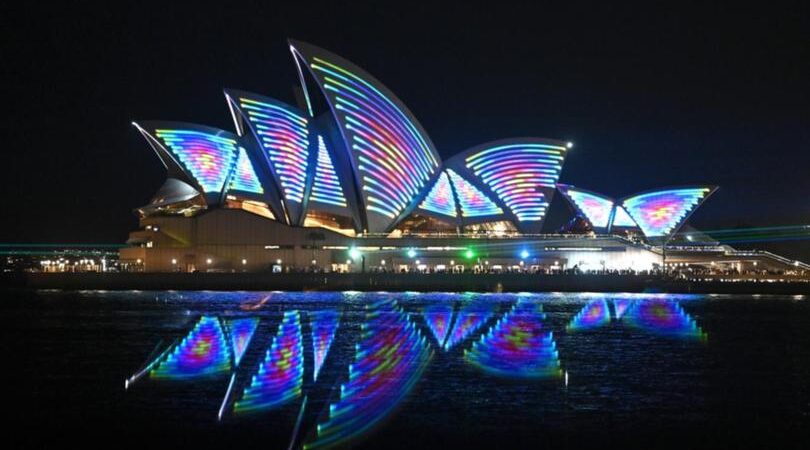 Sidney Opera Binası’nın 50. yıldönümü lazer gösterisi