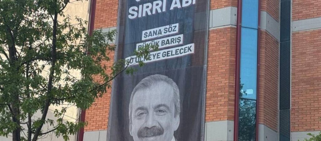 DEM Parti Genel Merkezi’ne Sırrı Süreyya Önder pankartı asıldı