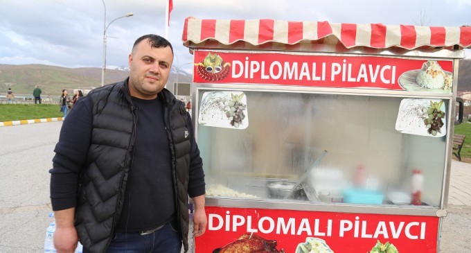 Bölümü birincilikte bitirdi: Bitlis’in ‘diplomalı pilavcısı’ da mülakat mağduru