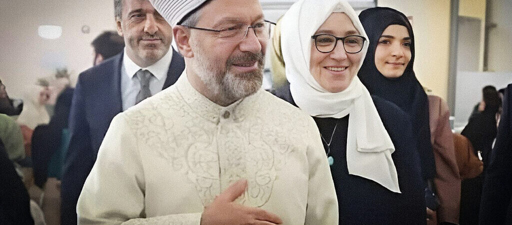 Milyonlarca vatandaş hac sırası bekliyor: Diyanet Başkanı Ali Erbaş’ın eşi 6. kez VIP kontenjanından gitti