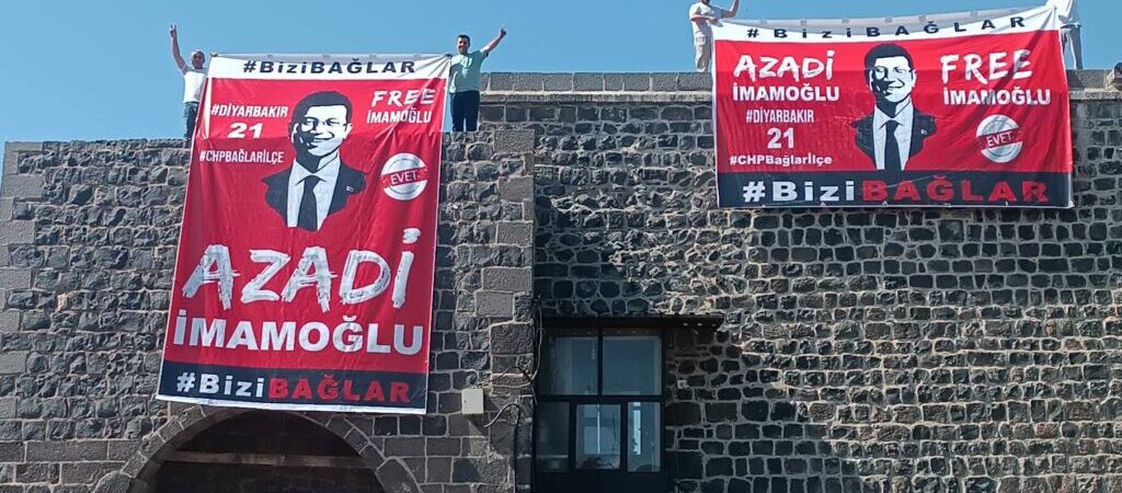 Diyarbakır surlarına asılan ‘Azadi İmamoğlu’ pankartına el konuldu: Gözaltılar var
