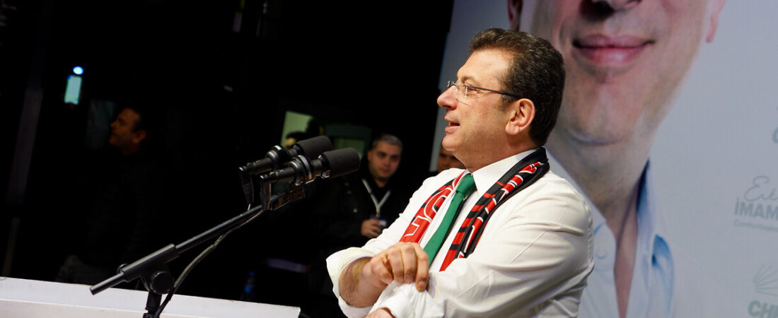 Ekrem İmamoğlu, mahkemede hakim karşısında kollarını sıvadı, alkış kopardı