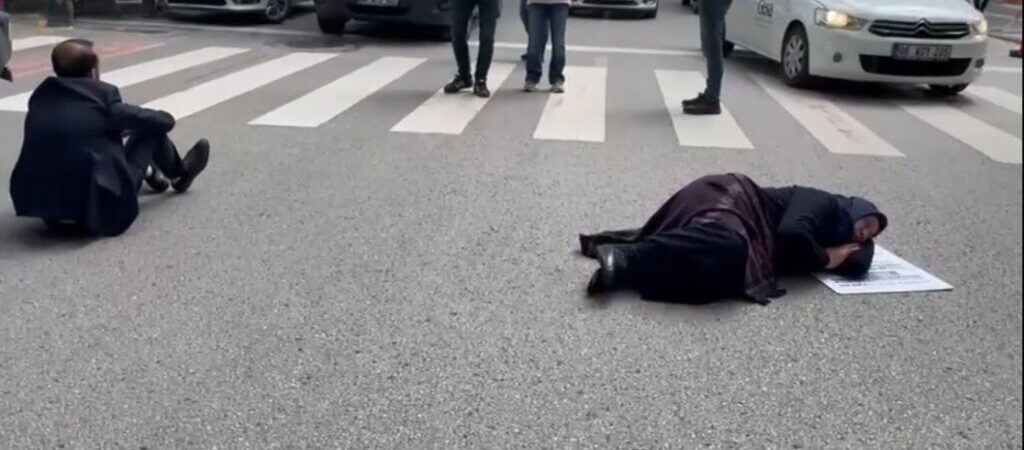 Adalet Bakanlığı önünde oturmasına izin verilmeyen Emine Şenyaşar, yola yatıp ağıt yaktı