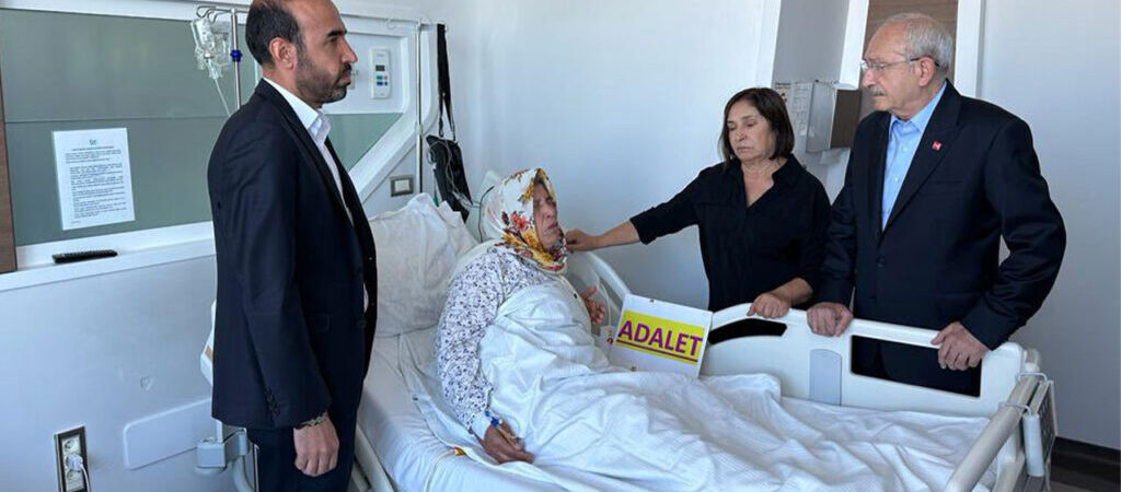 Kemal Kılıçdaroğlu, eşiyle birlikte, ‘Adalet nobetinin sembol ismi’ Emine Şenyaşar’ı hastanede ziyaret etti