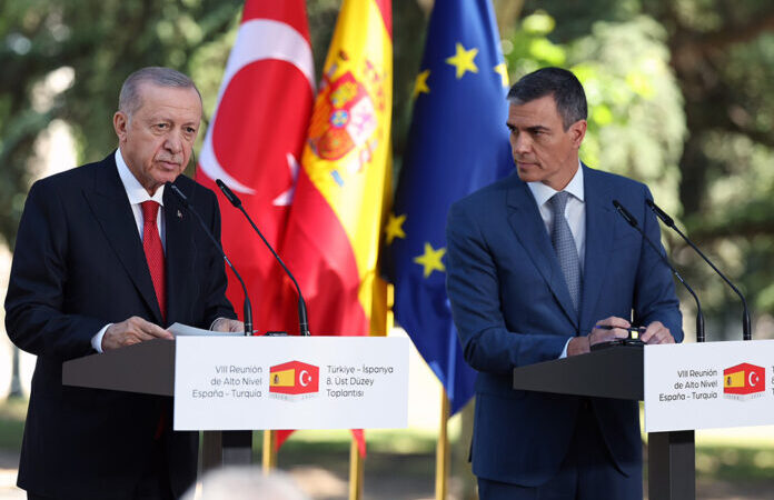 Yabancı gazetecinin Kavala ve Demirtaş’ı sorunca Erdoğan delirtti: Başını sallama, ben sallamıyorum!