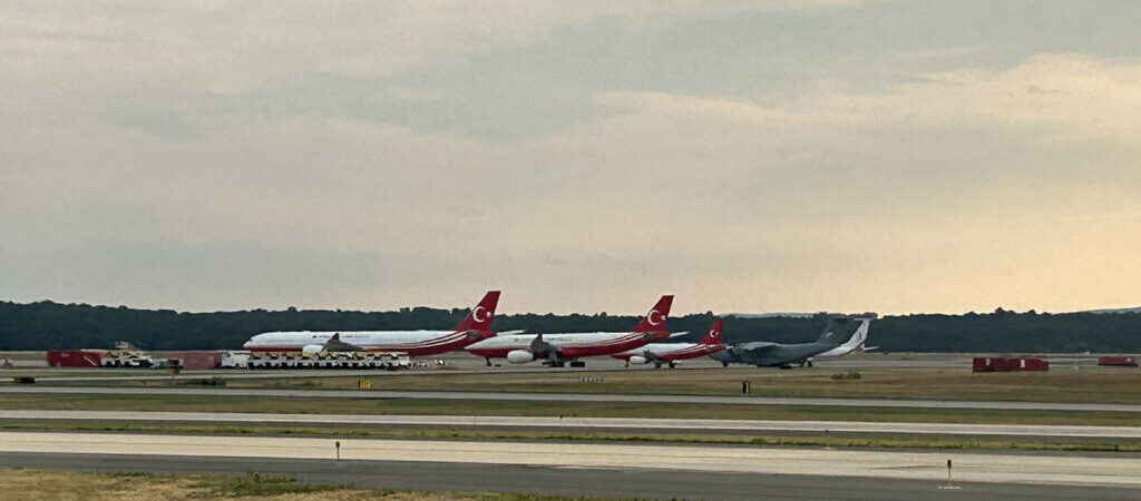 O fotoğrafı çeken pilot: 5 uçak Washington Dulles W apronunda