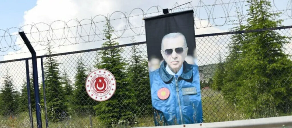 Kışlaya da siyaset soktular: Zırhlı Birlikler Okulu’na Erdoğan posteri asıldı