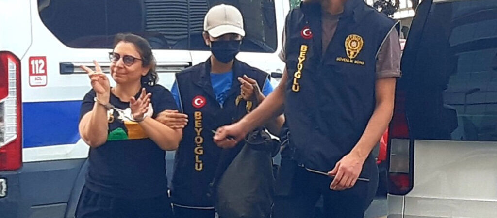 Adliyeye kelepçeyle getirilen gazeteci Evrim Kepenek serbest bırakıldı