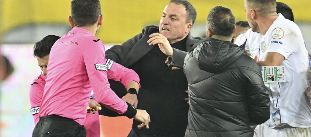 Hakem yumruklayan AKP’li Başkan Faruk Koca, Fair Play ödülü almış: Tüm liglerdeki maçlar süresiz olarak ertelendi!