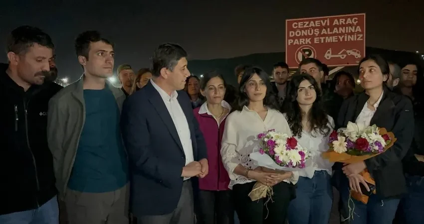 İlk duruşmada tahliye edilen gazeteciler cezaevinden çıktı