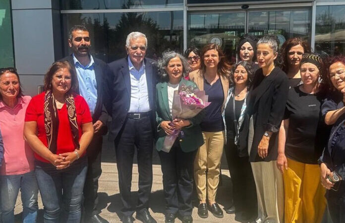 Zılgıtlarla Diyarbakır’da karşılanan Gültan Kışanak: Kobani bir vicdan sorunudur