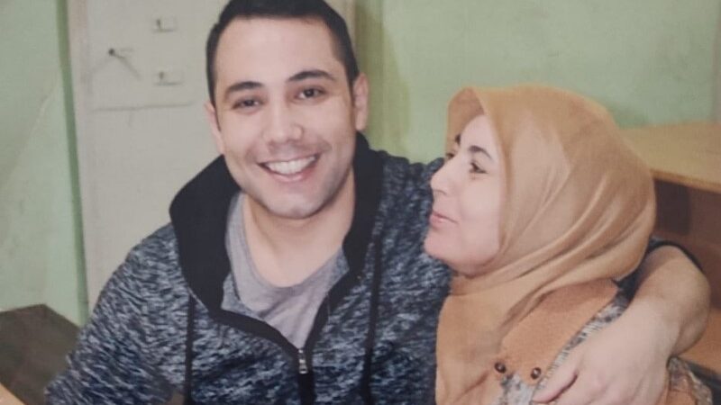 8 yıldır tutuklu olan KHK’lı Teğmenin annesi, cezaevinin önünden haykırdı: Suçsuz çocuklarımız mezara gömüldü