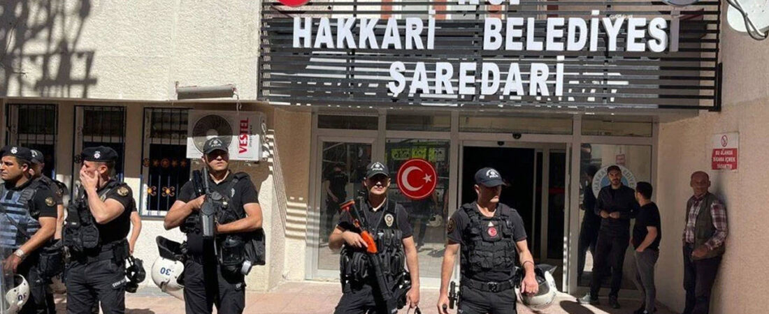 Hakkari Belediyesi’ne polis baskınıyla DEM Partili eşbaşkanı gözaltına aldı: Kayım rejimi geri döndü