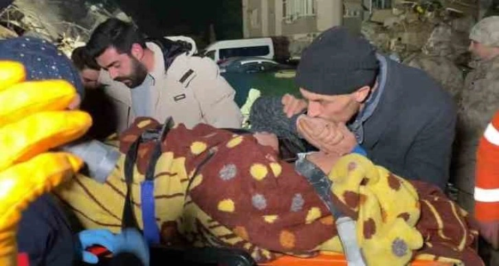 Aç kapıyı anne:Enkazdan kurtarılan çifte ilk müdahaleyi sağlık çalışanı kızları yaptı