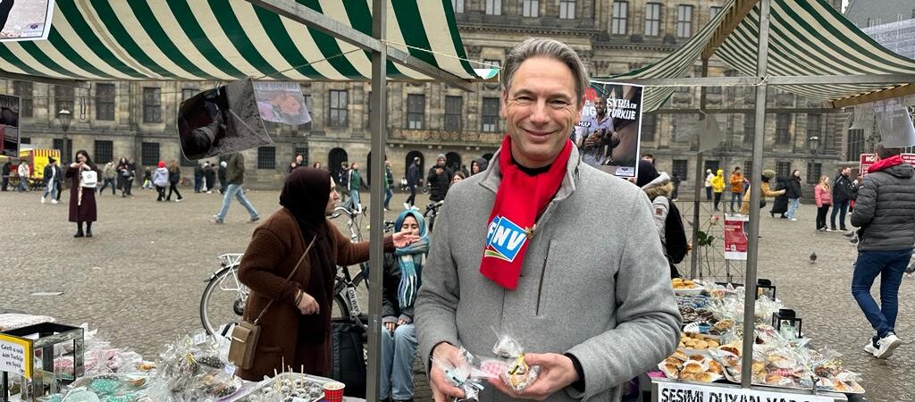 Amsterdam’ın ünlü Dam Meydanı’nda depremzedelerle dayanışma kermesi