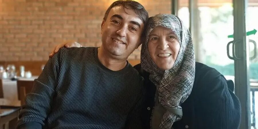 Hatay’a KHK’lı doktor oğluna misafirliğe gitti: Oğlu ve torunlarıyla enkaz altında kaldı