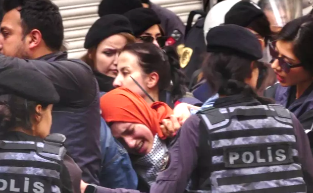 AKP Bakanı Ali Yerlikaya, polis işkencesine gerekçe uydurdu: ‘Devlet büyüklerine hakaret ettiler’