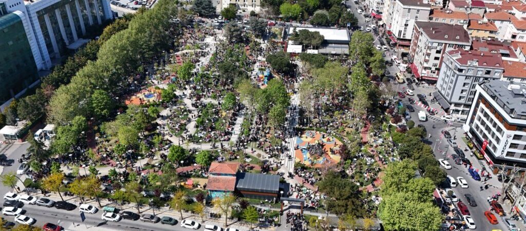 İstanbul’da camiler, spor salonları ve okul bahçeleri vatandaşlara açıldı