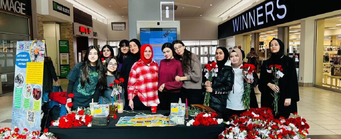 Kanada’daki Hizmet Gönüllüleri çiçek dağıtarak depremzedeler için yardım kampanyası düzenledi