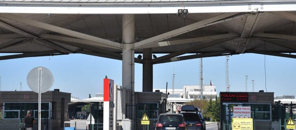 Sınır kapısında rüşvet operasyonu: Onlarca gümrük memuru gözaltında, 350 kişi aranıyor