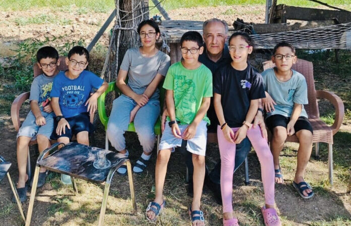 Mustafa Yeneroğlu, anne ve babaları tutuklu 6 kardeşi ziyaret etti: Kahrolmamak elde değil!