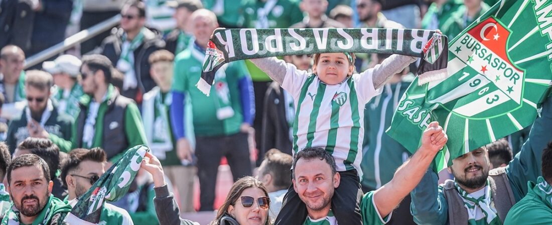 Bursaspor, şampiyonluk kupasını rekor seyirciyle havaya kaldırdı