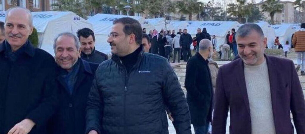 AKP’liler deprem bölgesinde kahkaha atıyor. Hiçmi utanmıyor sunuz?