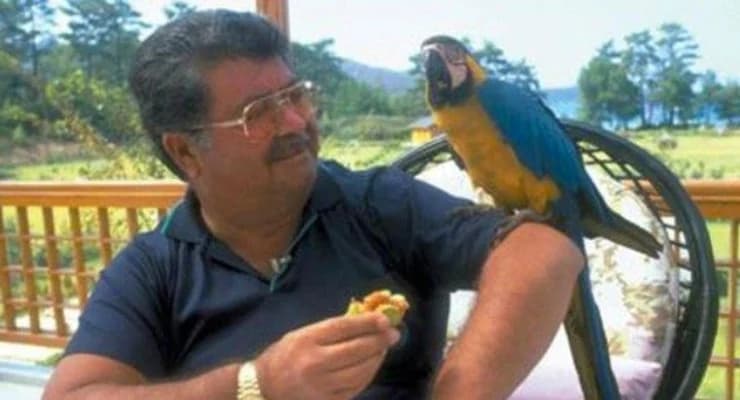 8’inci Cumhurbaşkanı Turgut Özal’ın omzuna konan papağan Cabbar bulundu