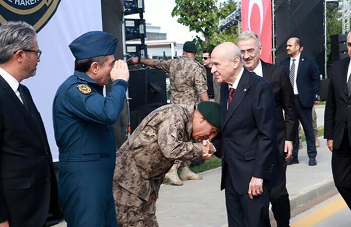 Özel Hareket Daire Başkanı’nın, Bahçeli’nin elini öpmesi tartışmaya neden oldu: Derhal görevden alınmalı