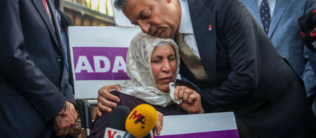 Özgür Özel, Emine Şenyaşar’ı ziyaret etti: Kendi annemin gözünden akmış gibi hissediyorum