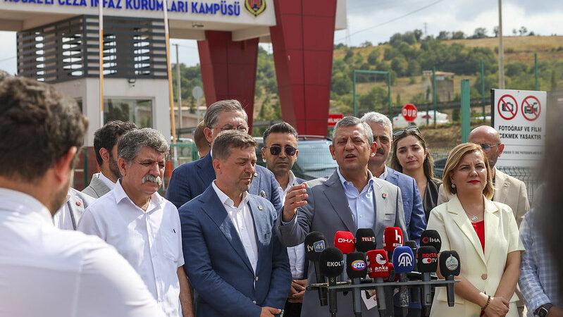 Figen Yüksekdağ’ı cezaevinde ziyaret eden Özgür Özel: Erdoğan yenemediğini, bileğini bükemediğini içeri atıyor