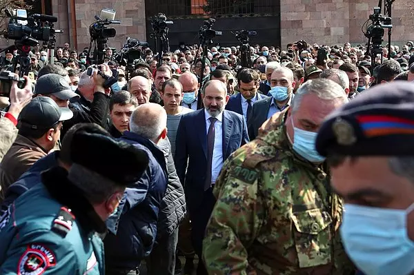 Ervan’da dabre girişimi:Ermenistan ordusu, Başbakan Paşinyan ve hükümetin istifasını istedi