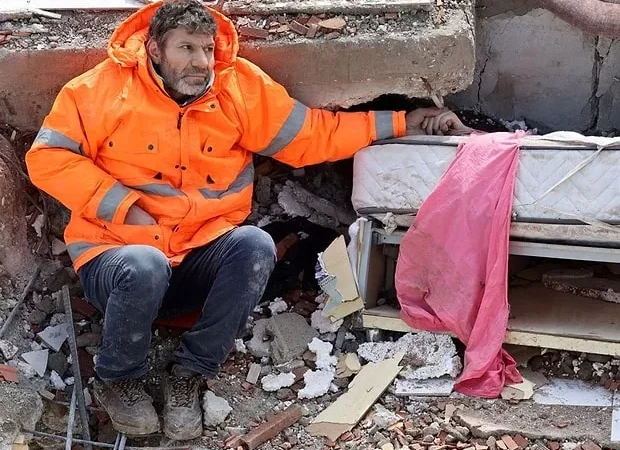 Depremin simge fotoğrafındaki baba: Ellerini öptüm ama hiçbir çare bulamadık