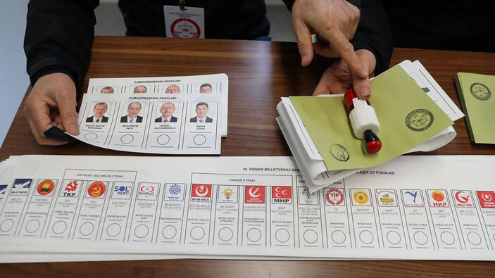 Oy verme işlemi başladı; Türkiye geleceğini oyluyor!