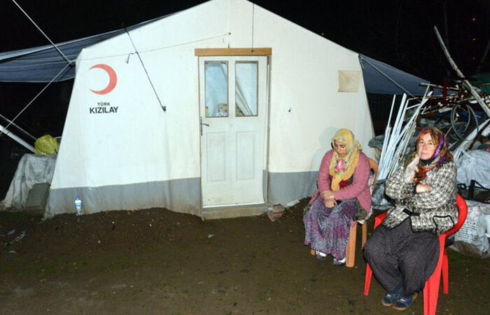 Neredeyse 1 yıldır çadırda kalan depremzede şehit ailesine 10 adet ısıtıcı verildi!