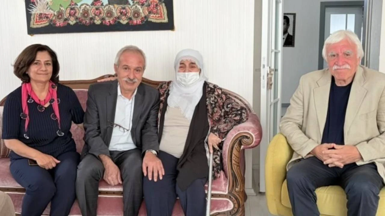 7 yıl sonra tahliye oldu: Selçuk Mızraklı, Demirtaş’ın annesini ziyaret etti