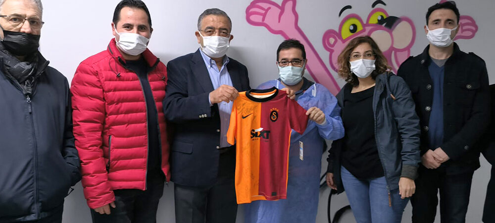 CHP’li Tanrıkulu’ndan kanser tedavisi gören Yusuf Kerim’e imzalı Galatasaray forması