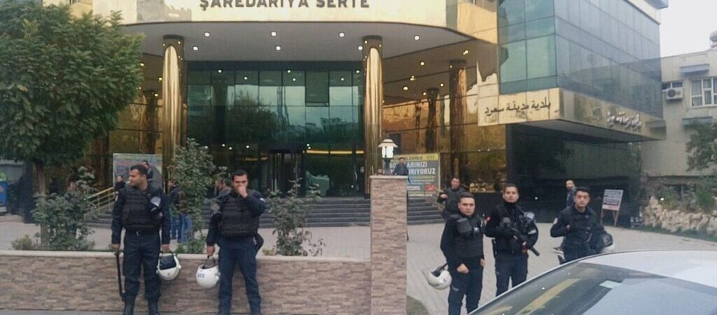 DEM Partili Siirt Belediyesi’ne kayyım atandı: Vali Kızılkaya,gasp edilen Belediye’de poz verdi
