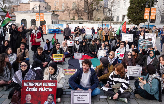 Taksim’de ‘İsrail’le ticaret kesilsin’ sloganı atan 5 kişi tutuklandı